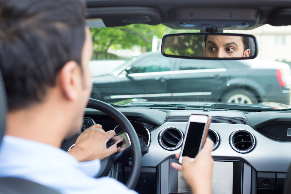 Read more about the article Fotos schießen aus dem Auto – wie das Smartphone Sie in Schwierigkeiten bringt!